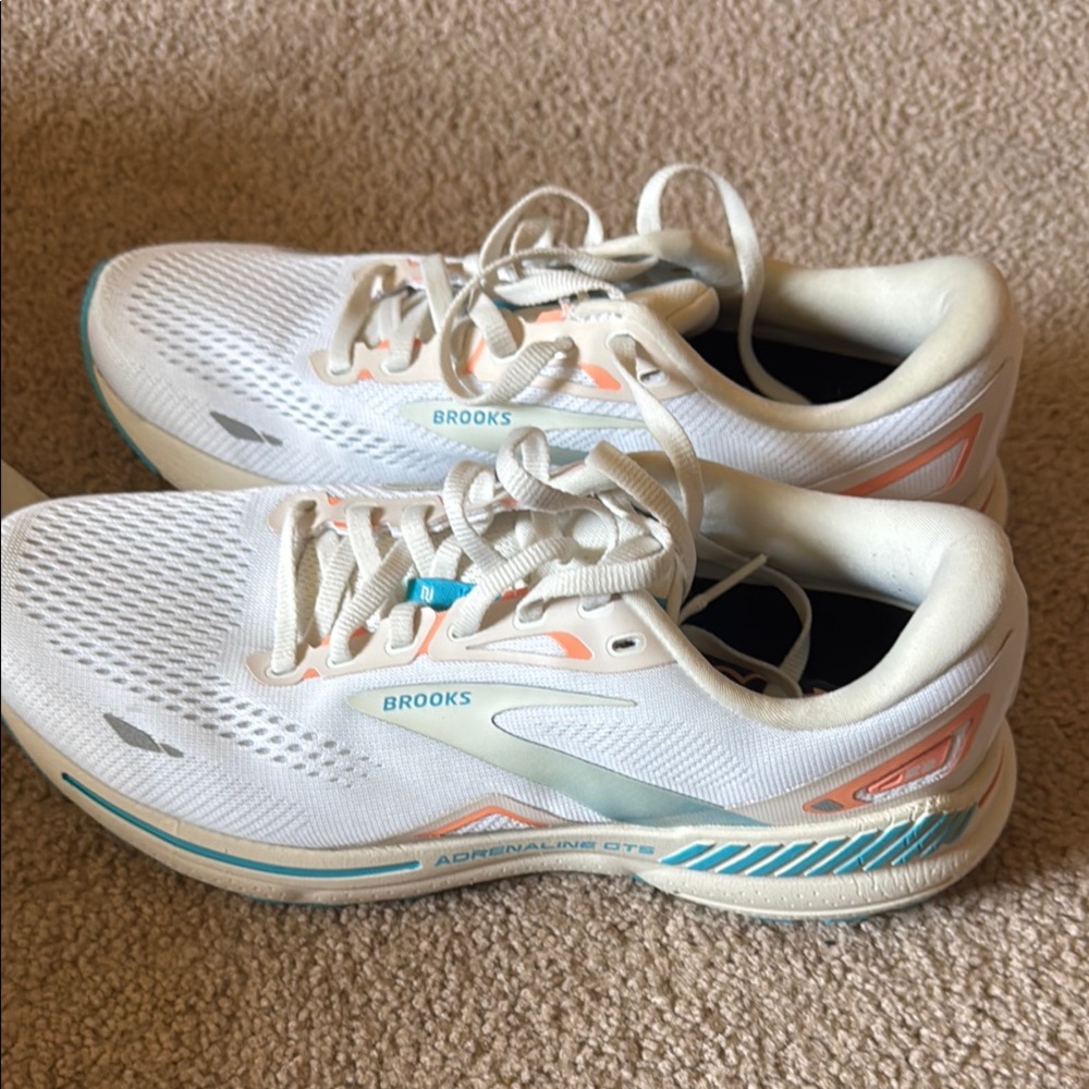Brooks Women's guiderails 23 adrenaline CTs White Running Shoes